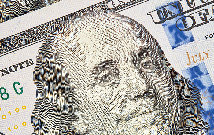 Dólar fecha em baixa, mas acumula alta de 1,30% na semana